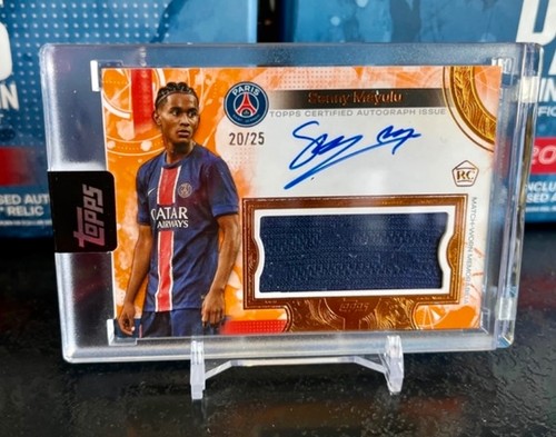 ️🔥2024-25 Topps Exhibition ✍️Senny Mayulu /25 Relic Auto On Card Rookie PSG🔥