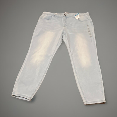 NWT rue21 Women s Plus Mid Rise Light Wash Light Blue Denim Jeans Pockets Size22