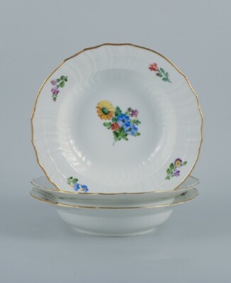 Royal Copenhagen Light Saxon Flower. Drei tiefe Teller aus handbemaltem Porze...