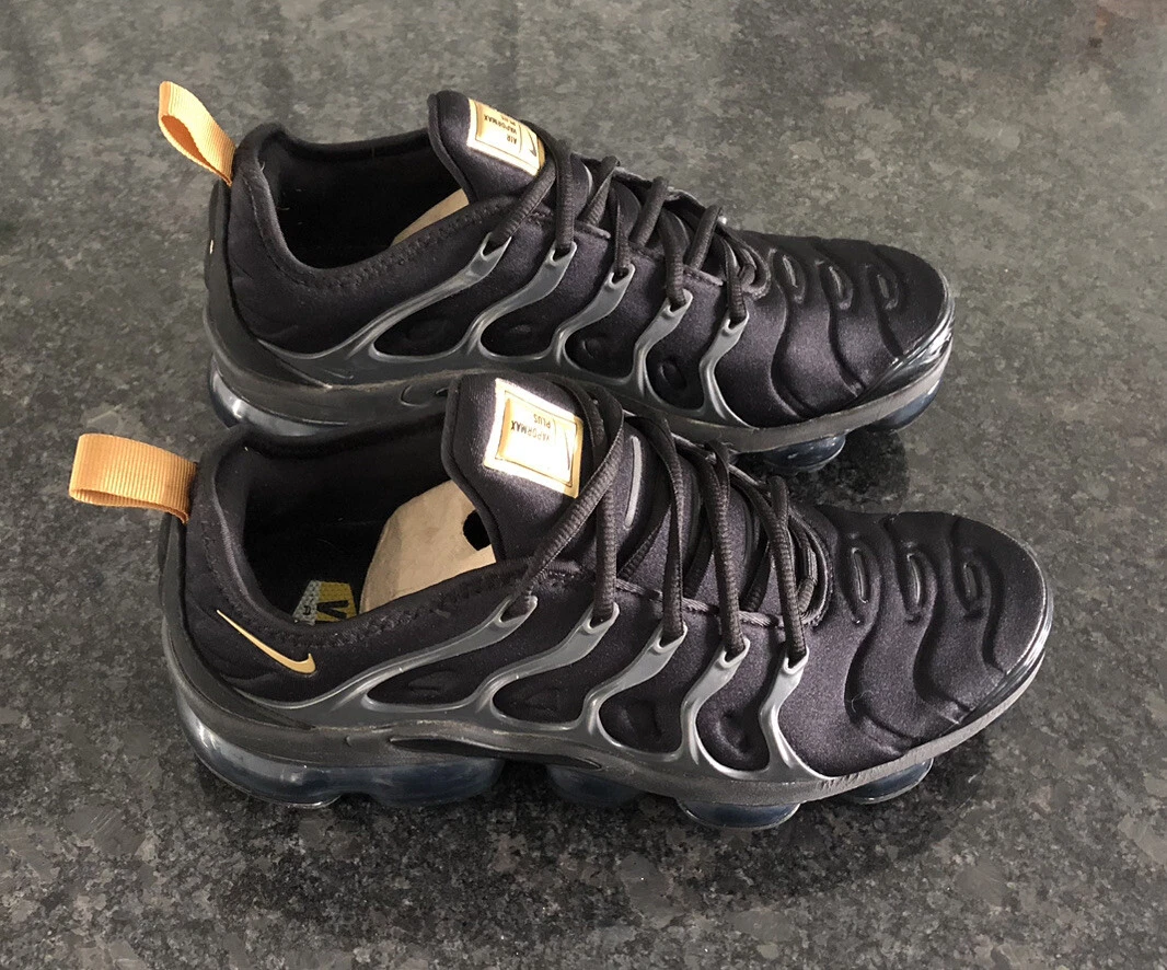 Nike vapormax gold and black sale