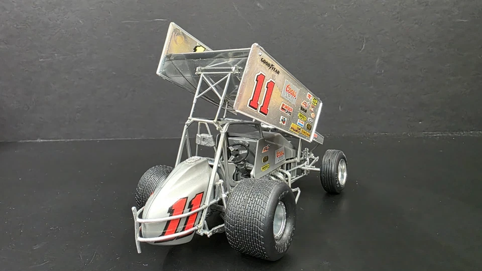 MONOGRAM WORLD OF OUTLAWS SPRINT CAR BUILT 1/24 DC - Image 3 of 4