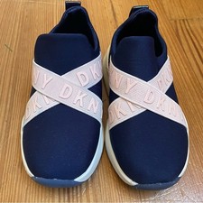 DKNY Maddie stretch logo sneaker SIZE 7