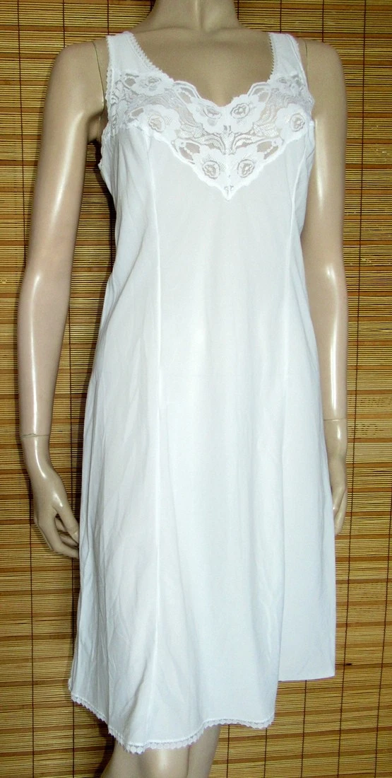 WHITE SLIP DRESS - LACE - NYLON - VINTAGE - SIZE M - L