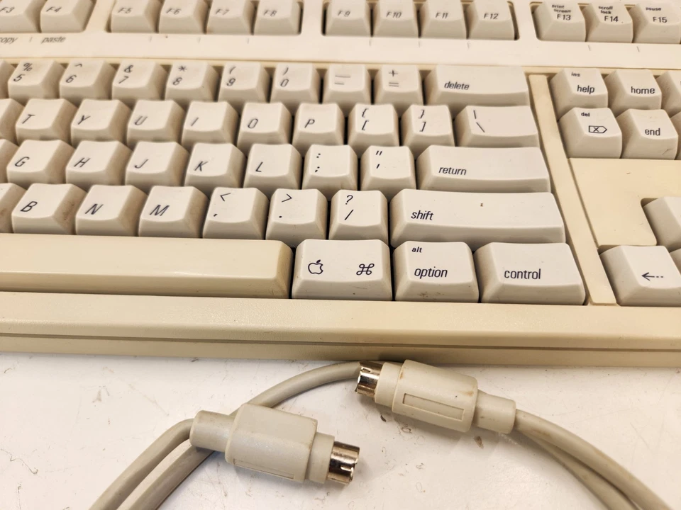 Apple M0115 Vintage Mechanical Clicky Keyboard Untested, NICE CONDITION - Image 4 of 4