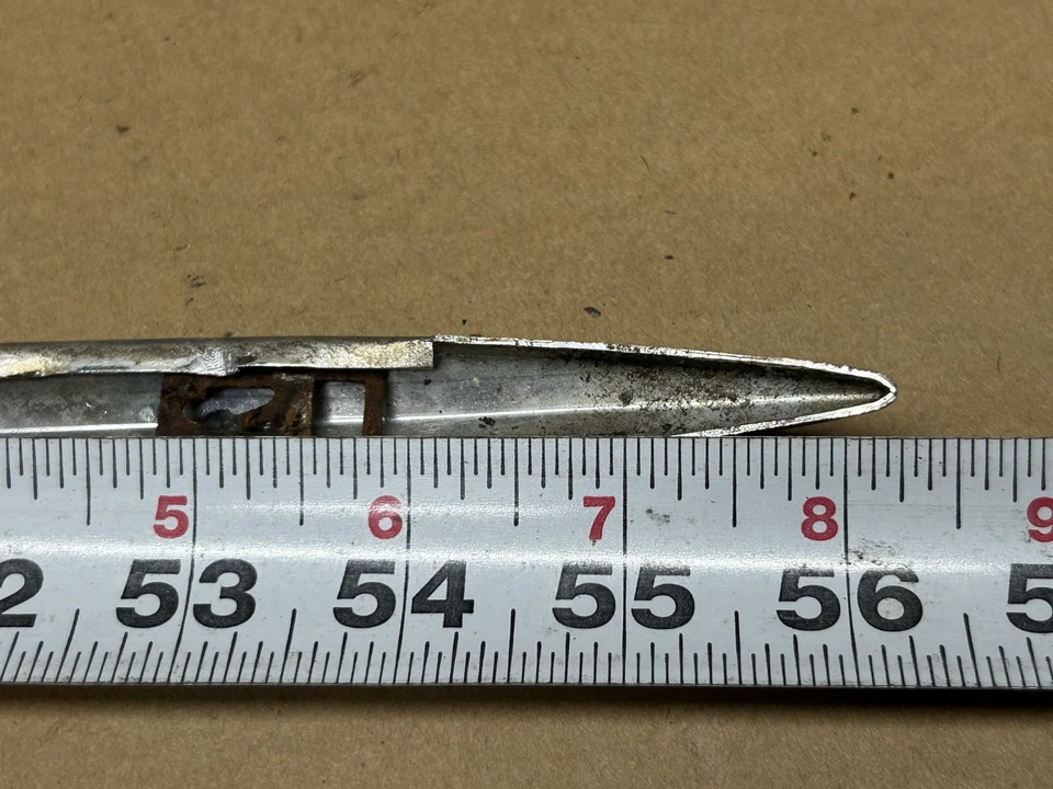 Dodge D-100 D200 72-80 RAMCHARGER - GUARDABARROS DELANTERO DELGADO MOLDURA CROMO LANZA Foto 4 de 4