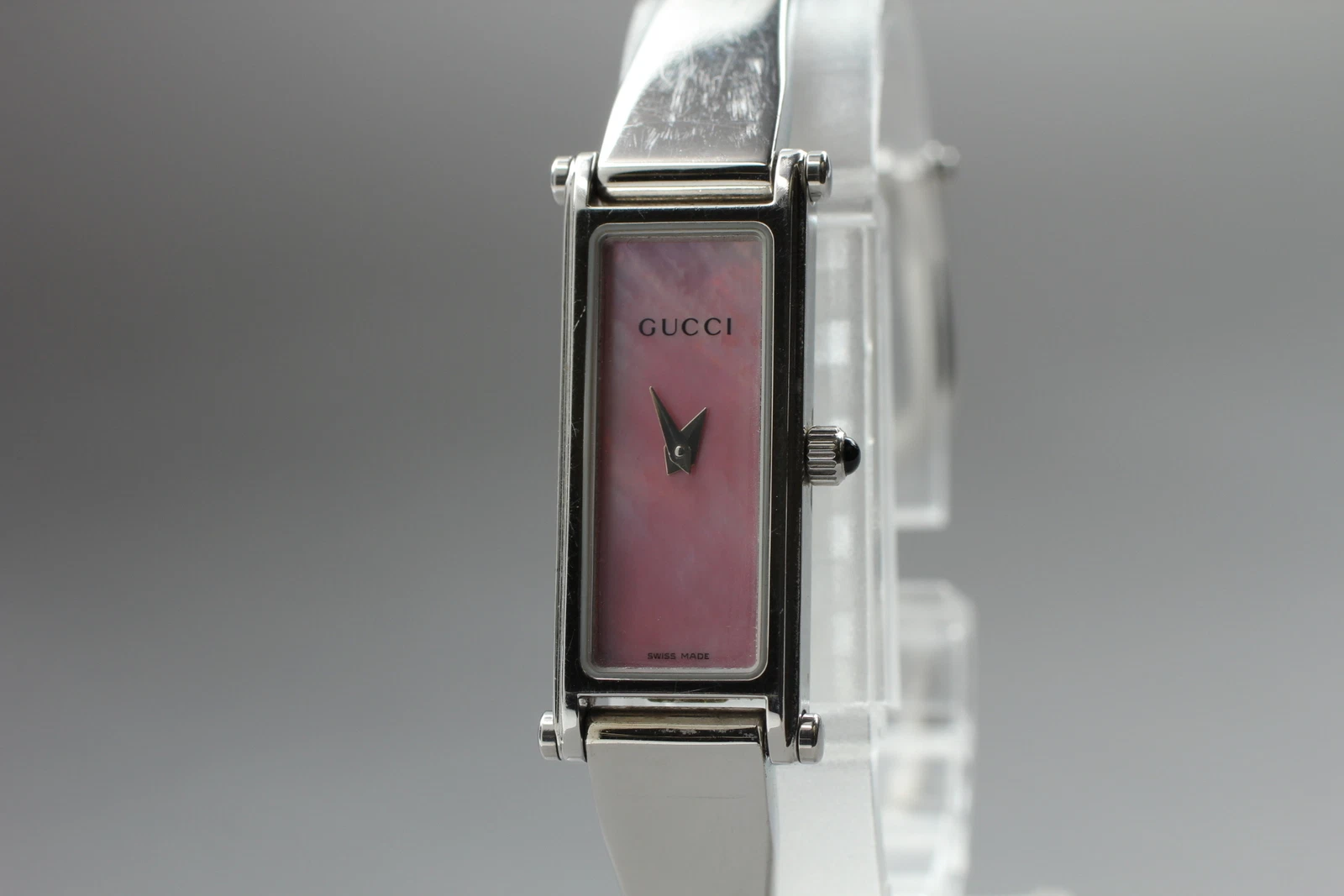 Montre Gucci 1500L cadran rose quartz vintage femme rectangle 12 mm presque comme neuve