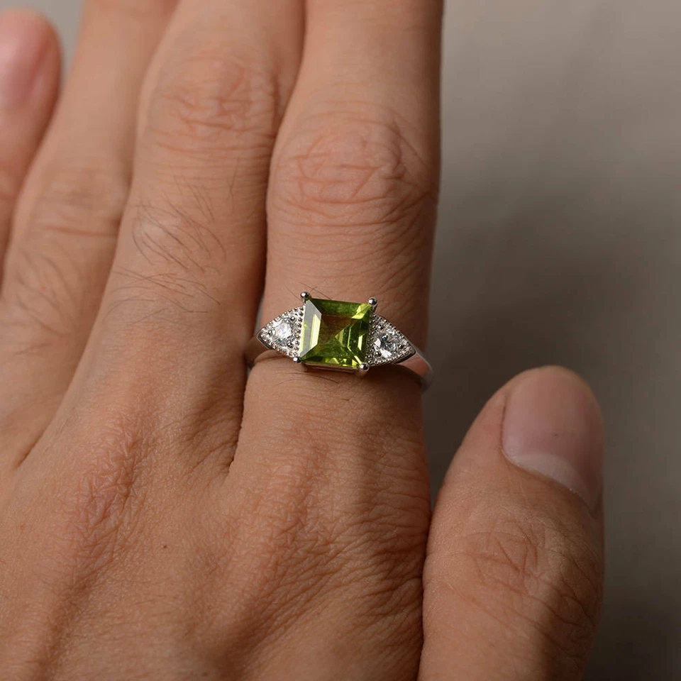 Anillo de compromiso de boda trilogía de diamantes de peridoto natural de 2 quilates de oro blanco sólido de 14 k Foto 4 de 4
