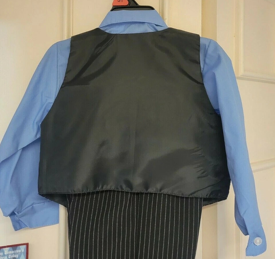 Pantalones y chaleco a rayas negros marca Happy Fella para niños pequeños camisa azul corbata con clip 3T Foto 4 de 4