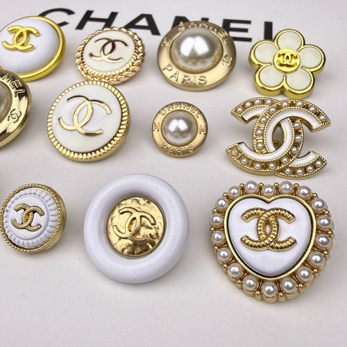 12 CHANEL BUTTONS MIXED LOT GOLD WHITE METAL VINTAGE - Picture 3 of 13