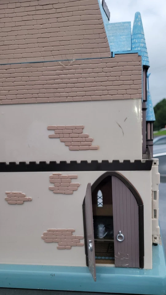 Casa de muñecas Castillo de Arendelle FROZEN exclusiva de Disney Store Londres. Puertas sueltas Foto 3 de 3