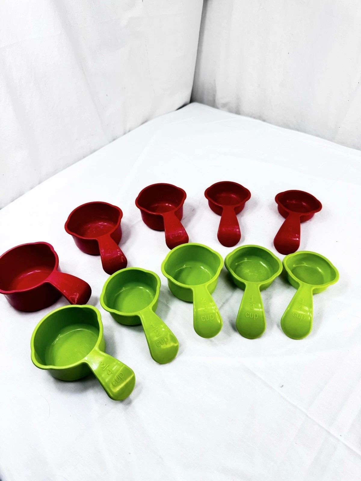 10 Tupperware Measuring Cups Green Red Curved Embossed Handle. 6135A 2 Sets Read