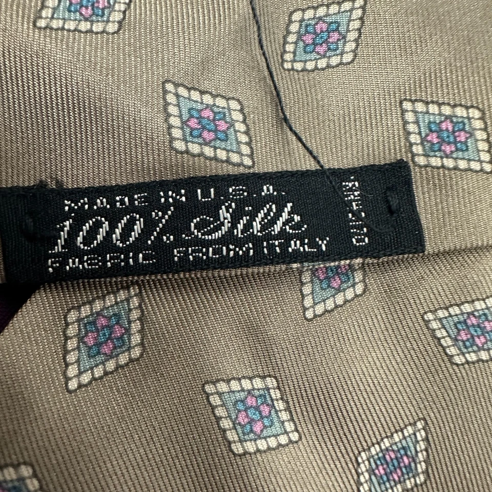 Corbata vintage Surrey Sophisticates 100 % seda marrón con patrón de diamantes Foto 3 de 4