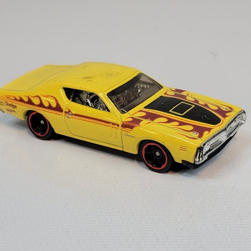 Hot Wheels '08 Dodge Challenger SRT8 Bianco / '71 Dodge Caricabatteria Red Lines Giallo - Foto 2 di 16