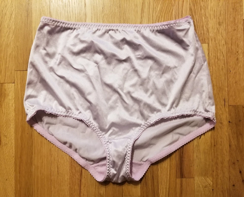 Nuevo sin etiquetas - 2 calzoncillos de control de luz Vassarette 2XL para mujer lavanda y rojo Foto 2 de 4