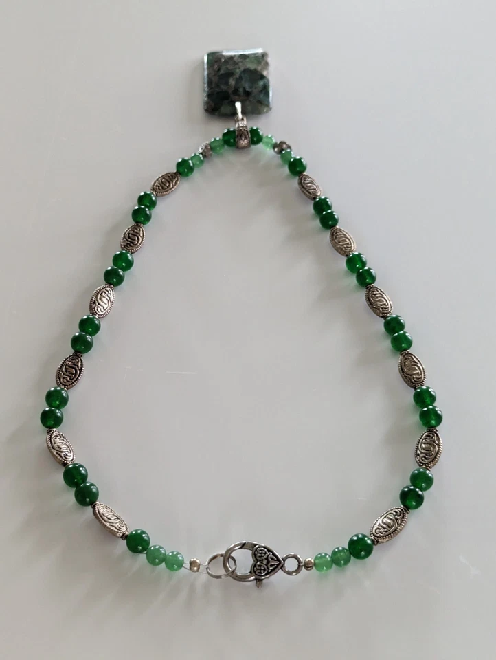 Colgante de pirita y malaquita con collar de cuentas de pirita, jade y plata. 21" Foto 2 de 4