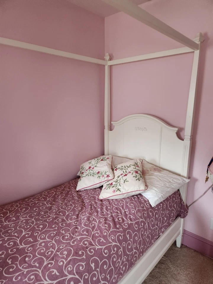 Cama doble con cuatro carteles Pottery Barn. Excelente estado.  Blanco antiguo. Foto 3 de 3