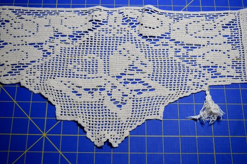 3923 Antique ecru filet crochet runner edging, butterflies - Picture 3 of 3