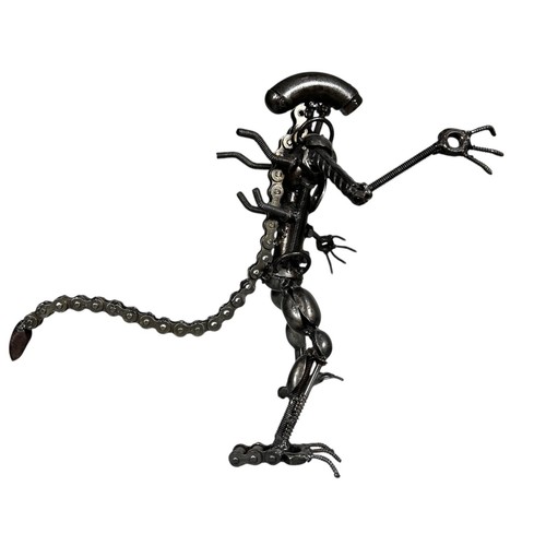 Alien Xenomorph Move Metal Sculpture Model Scrap Metal Sculpture Art - Picture 3 of 10