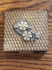 *Vintage 1950's Gold Compact With Silver Accent Floral Broach Feature