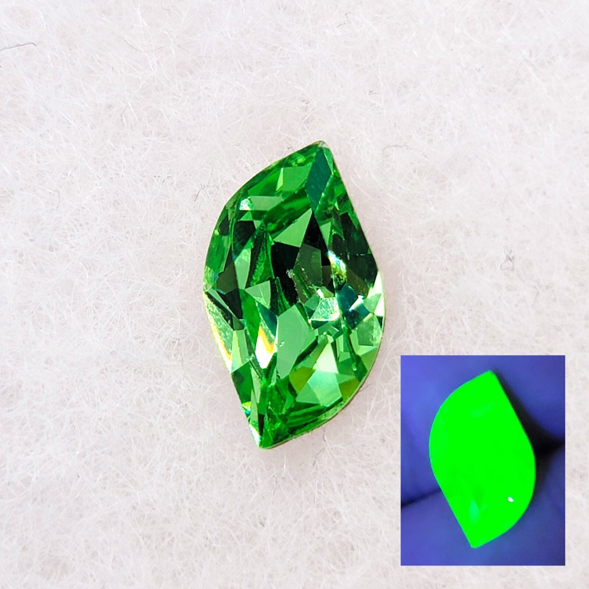 オパール　バグル ヴィンテージ 4 Vintage Glass Opal Cabochons - 3 Colors - Made in Japan