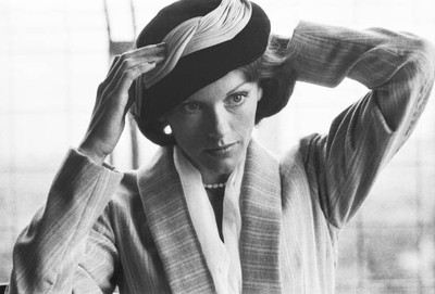 Anny Duperey during the shooting of the film From hell to victory - Old Photo