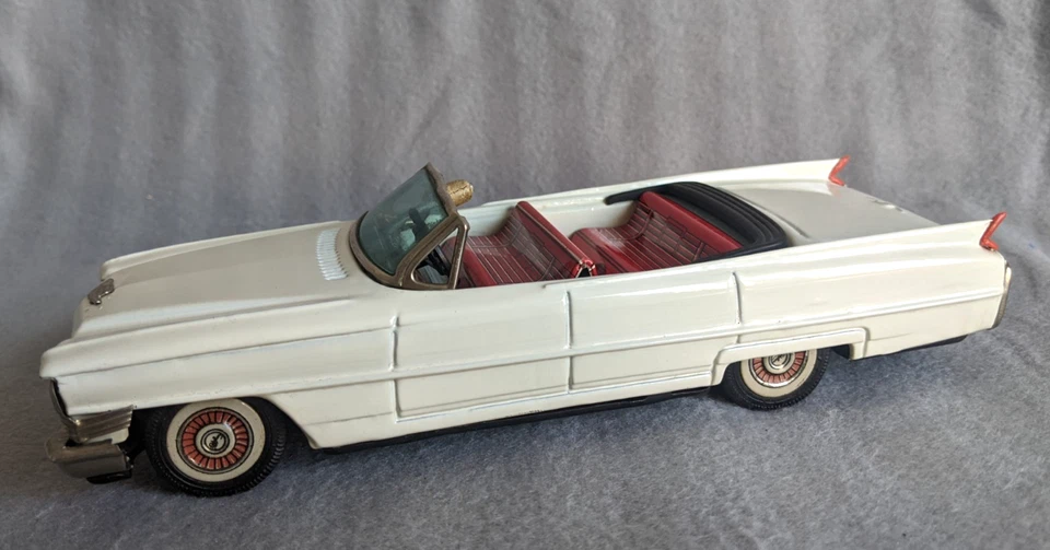 VTG 1960s CADILLAC CONVERTIBLE WHITE NM JAPAN FRICTION BANDAI TIN METAL LITHO - Image 3 of 4