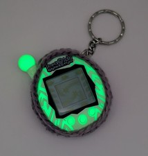   VTG Tamagotchi Connection V4 Glow in the Dark Version Bandai 2004 Stripes NICE
