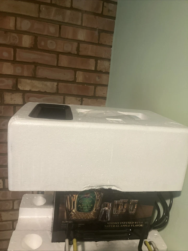 Máquina de resfriamento Crown Royal Shot, NUNCA FOI USADA UMA LINDA COLHEIA   - Imagem 2 de 2