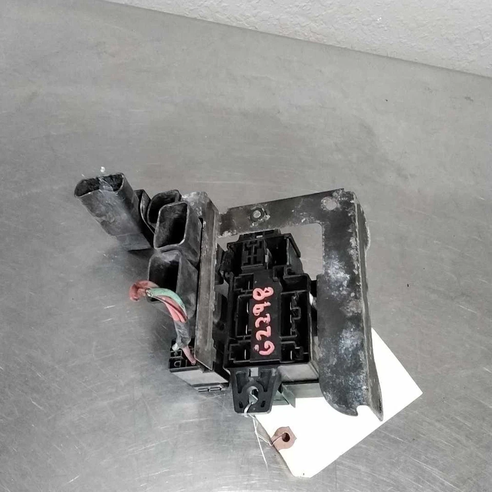 Chevrolet Geo Tracker 2000-2004 caja de fusibles motor OEM #30020837 Foto 2 de 2