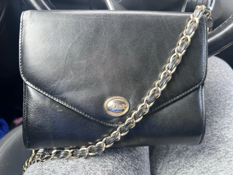 Bandolera/bolso de hombro de cuero negro Monet de colección con cadena dorada y correa de cuero Foto 3 de 4