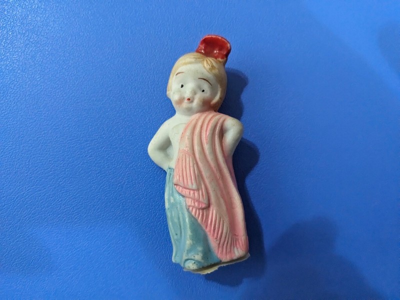 2 1/2" Dancer girl doll, Bisque, immobile arms, closed legs, red comb pink shawl