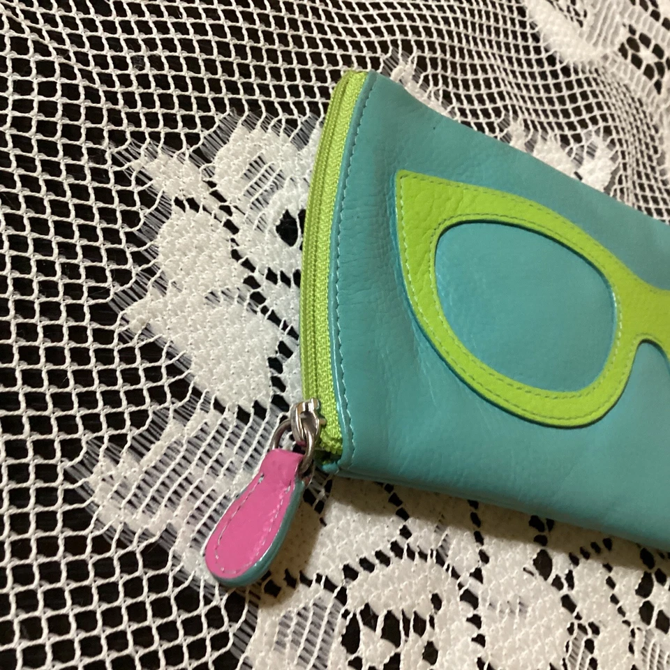 Estuche colorido para gafas de sol de cuero lli New York para dama Foto 3 de 4