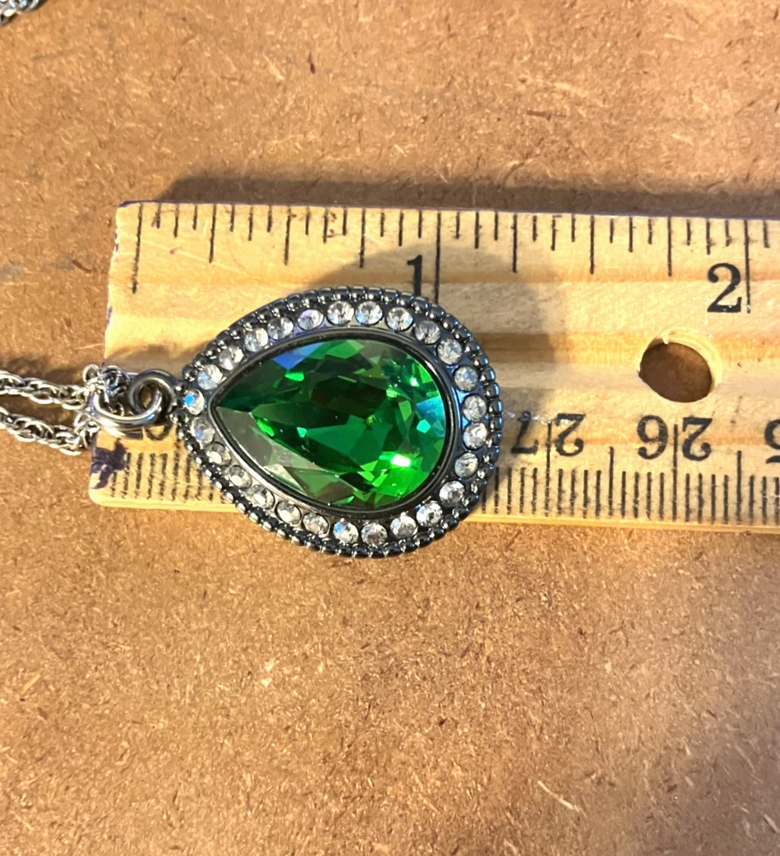 Collar Brighton Raindrops verde esmeralda Sworovski cristal lágrima plata Foto 4 de 4