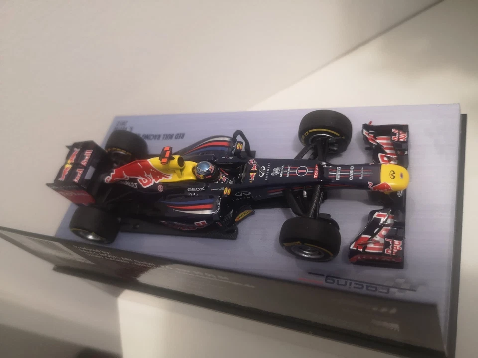 Vettel 2012 Red Bull Renault RB8 World Champion Miniature F1 1/43 Minichamps - Photo 2/4
