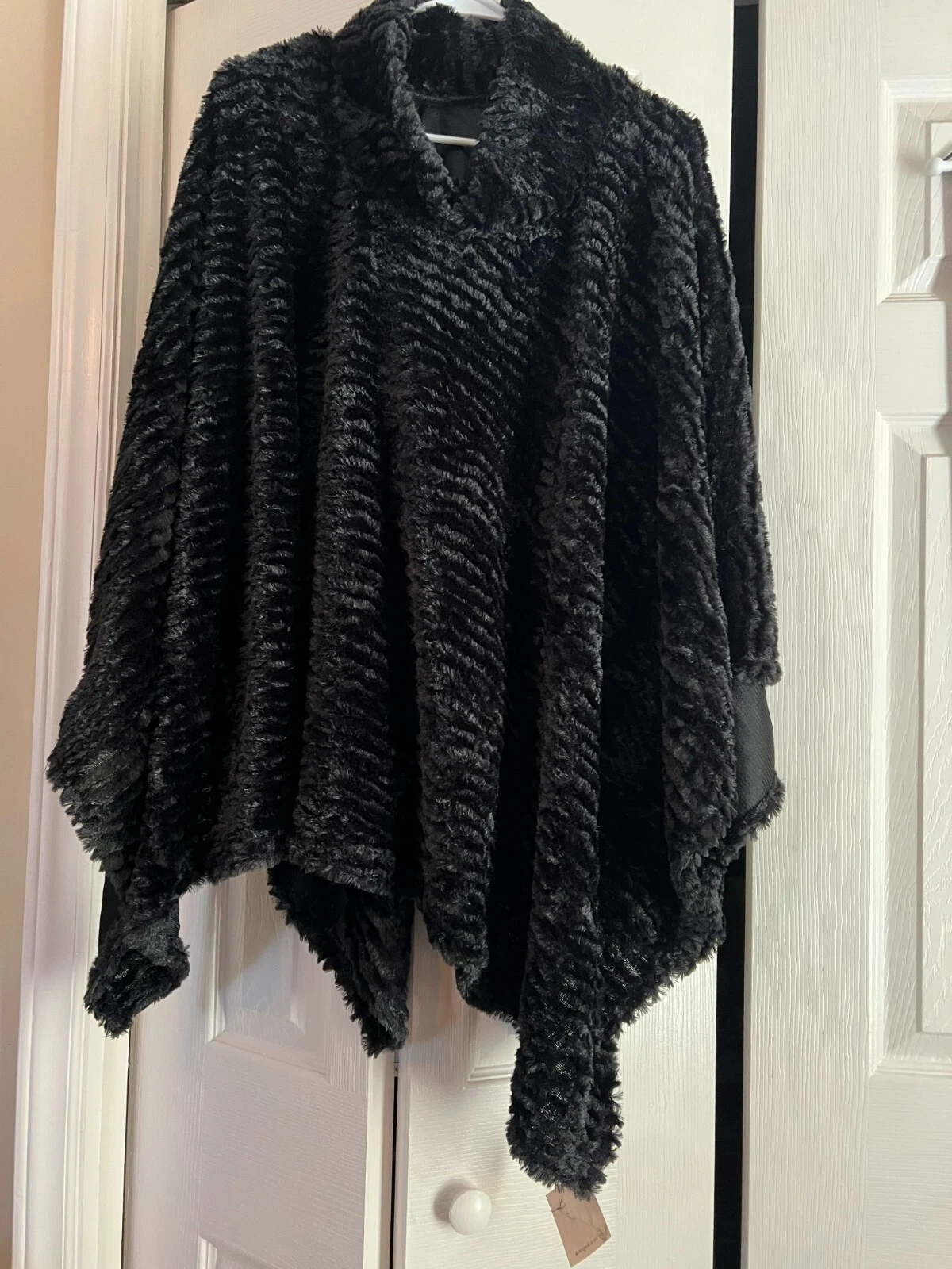 Womens Poncho One Size Color Black ~ NWT