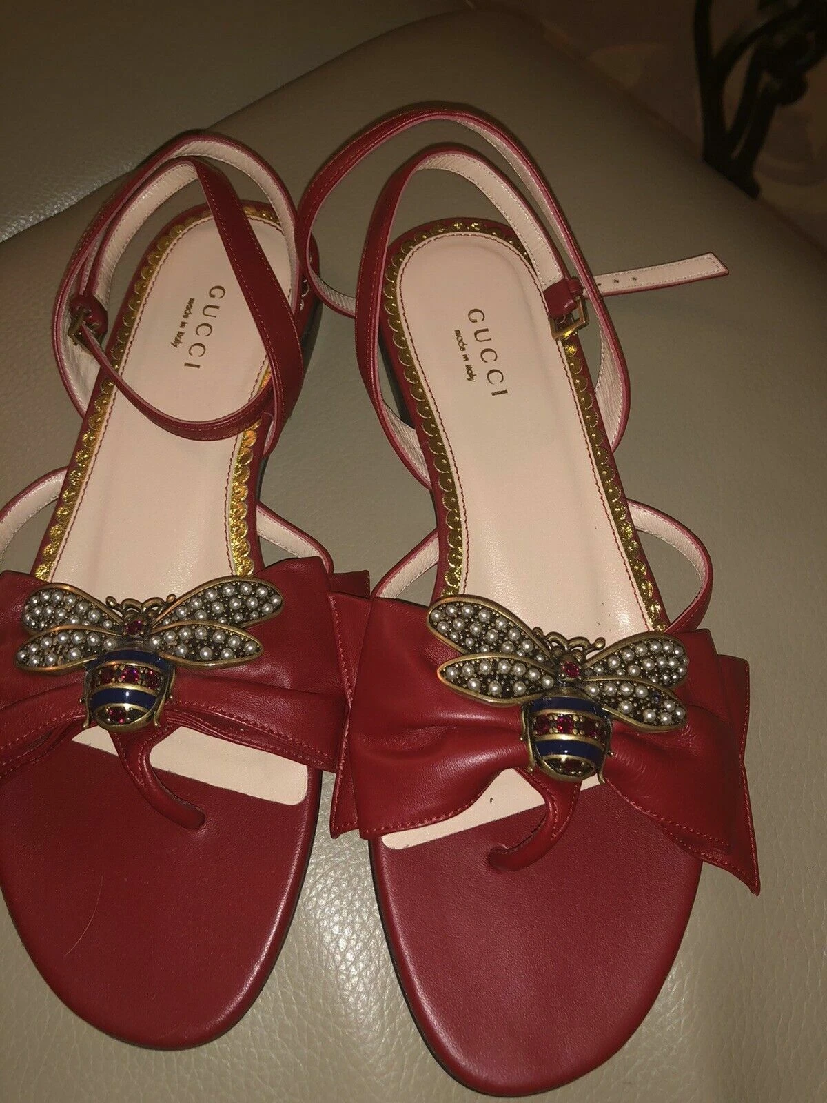 Sandales en cristal GUCCI Nappa Charlotte Red Queen Bee neuves. Taille 37.US 7,
