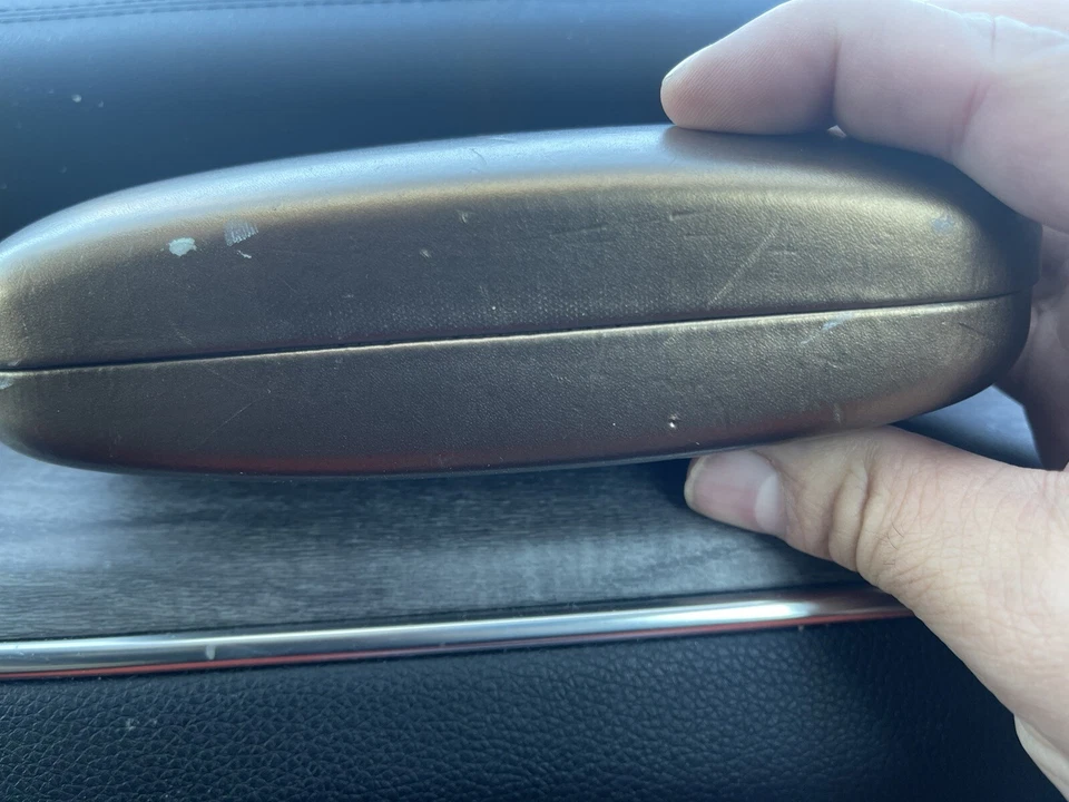 Gafas de sol Gucci vacías con estuche rígido doradas Foto 3 de 4