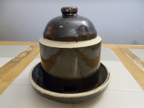Vintage kleine braune Steinzeug Hühnertränke mit Sockel - für Küken?