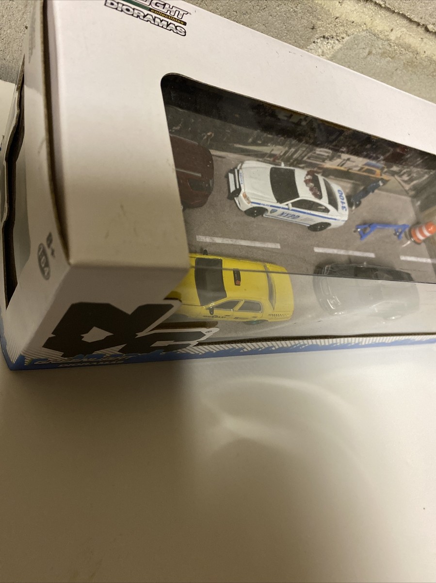 d*9様 Greenlight ミニカーセット 1/64　DIORAMAS Greenlight 1:64 Diorama NYC Traffic Scene 4 Cars, Figure with Taxi