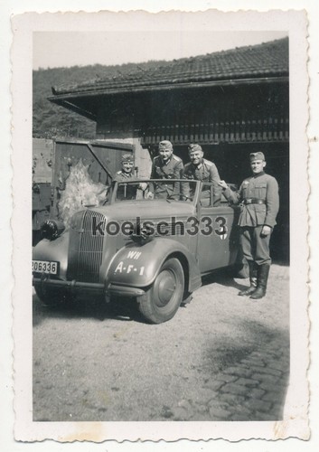 Foto Kraftfahrer und Offiziere der Wehrmacht am PKW mit Kennung Rotes Kreuz ...