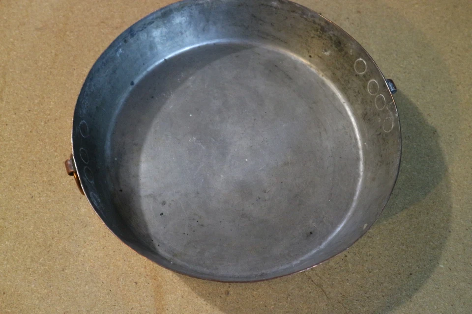 ancien plat rond en cuivre marquages E L R 1kg - Photo 2/4