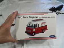 NIB LENNOX  Die Cast 1950 FORD STEP VAN 1:24 Scale Crown Premiums 2002 MINT