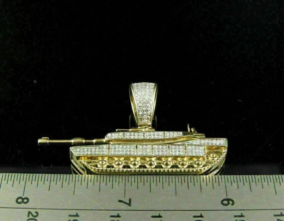 Colgante tanque militar unisex diamante redondo de 1 quilate chapado en oro amarillo de 14 k cadena gratis Foto 3 de 4
