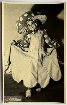 orig. Foto AK Kind Mädchen um 1950 Kostüm Pilz Berlin Friedenau