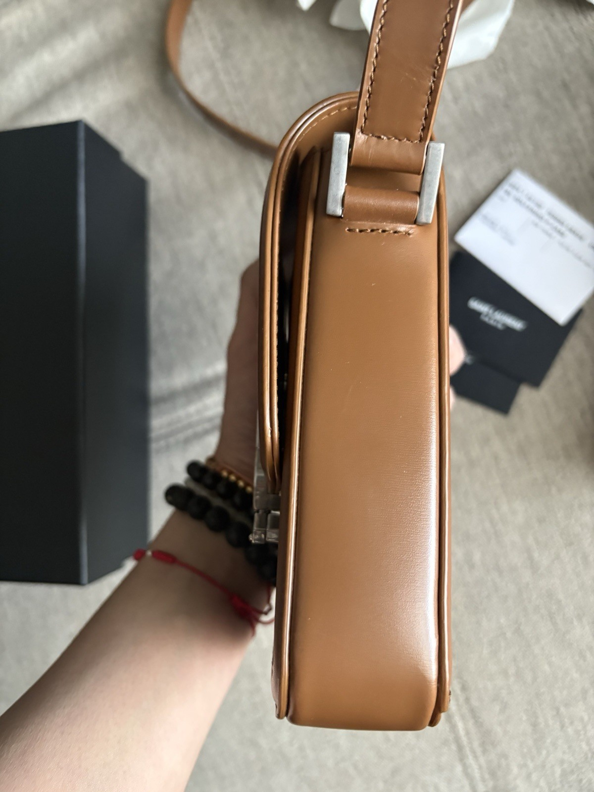 Saint Laurent YSL Solferino Supporto Telefono Volpe Marrone Tan Nuovo con etichette Uomo Donna Unisex