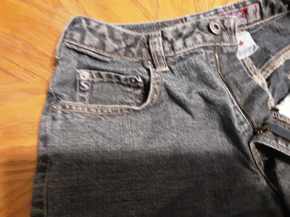 Silver Jeans Mini-Shorts Denim Hecho en Canadá Cintura 26” Elevación 10” Caderas 41” Entrepierna 3. Foto 3 de 4