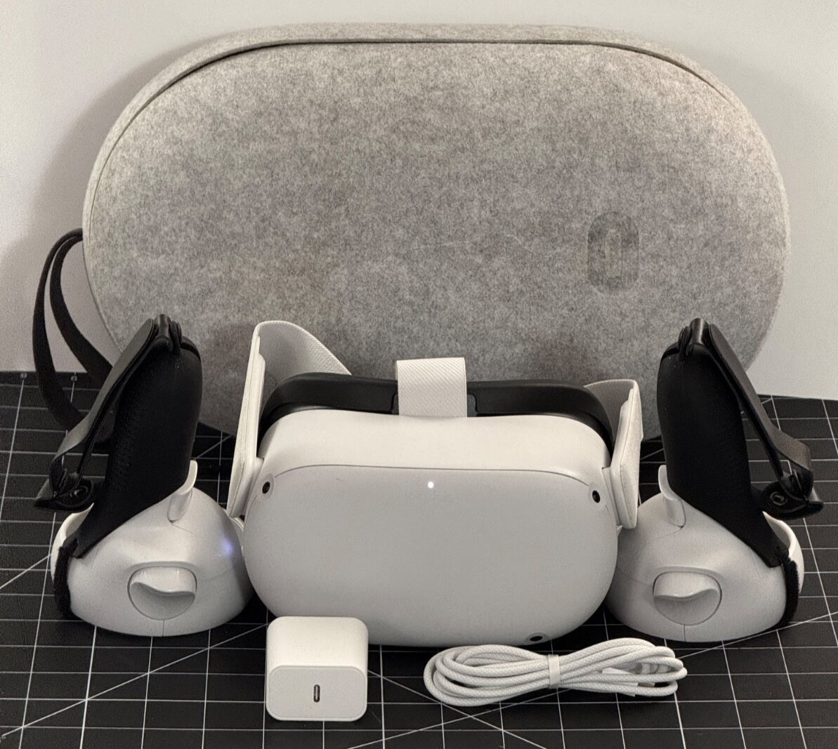 256GB Meta Quest 2 VR Headset + Mint Condition with Controllers