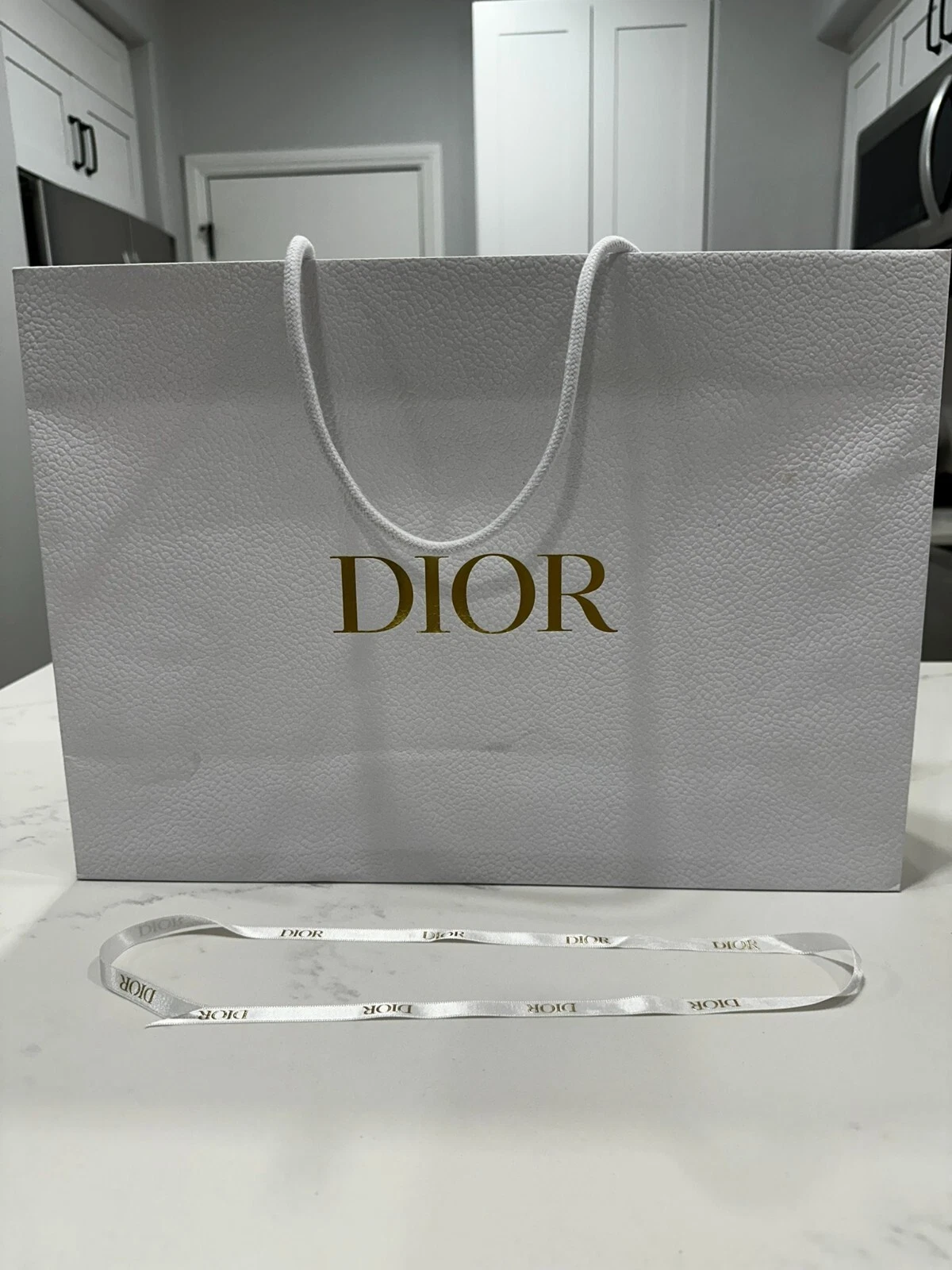 Véritable sac shopping DIOR 16x11x5 + ruban   blanc, police dorée, poignée blanche