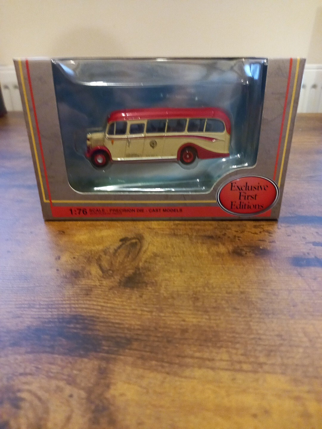 EFE 1/76 - 20131 BEDFORD OB COACH WALLACE ARNOLD - FREE P&P IN UK