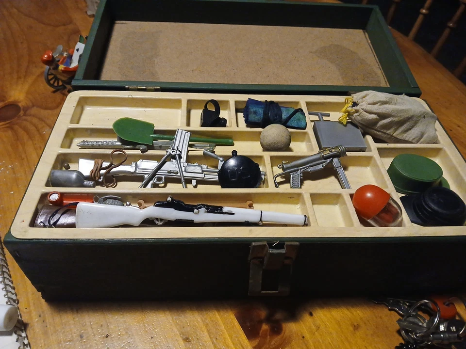 Armario de pie GI JOE vintage años 60 con contenido estado casi completo Foto 2 de 3